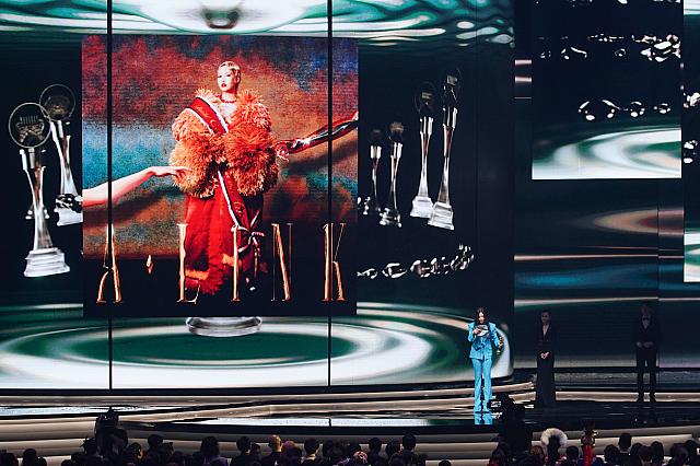 16年間温めたという受賞スピーチをするA-Lin (画像提供：台視)