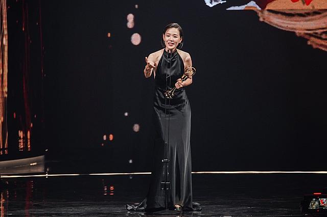 親友、青峰と抱擁後に受賞スピーチをする安溥