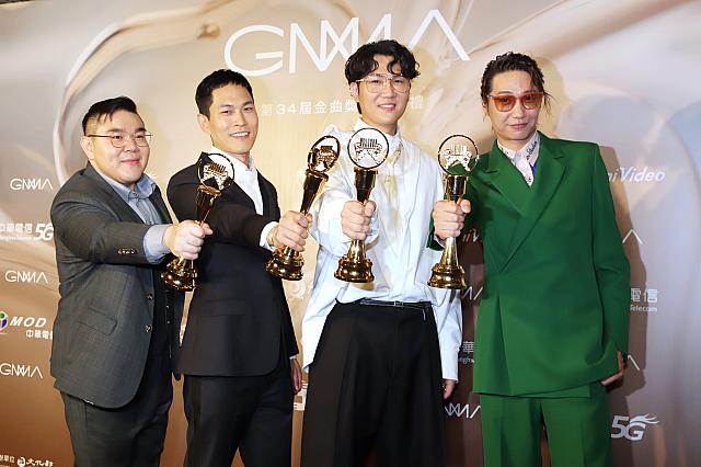 「ぼくらを見捨てずにいてくれるドラムの小胖は、家庭の中でいちばん大切な家具である、ソファーのような存在です。隙間をぎゅっと埋めてくれてありがとう！」と、独特の愛情表現で小胖へも感謝を伝えていました。