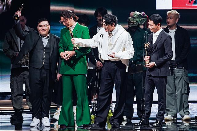 うれしそうな宇宙人と小胖　(画像提供：台視)