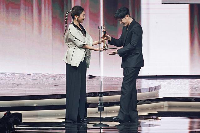 プレゼンターの蔡健雅と熊仔