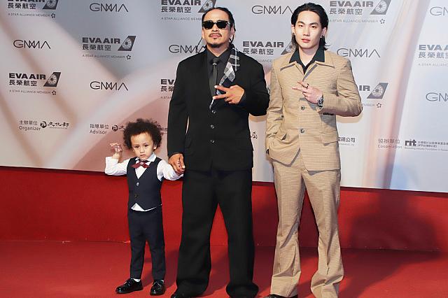 「最優秀原住民アルバム賞」「最優秀原住民歌手賞」にノミネートの葛西瓦(Kasiwa)はキュートな息子の梅西くんと手をつないでの登場！やさしいパパの顔とハスキーボイスに、惚れ惚れ！