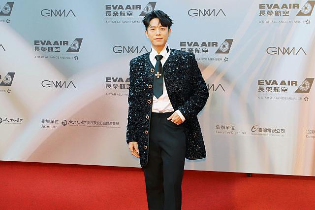 授賞式では、いろんな衣装を披露してくれた韋禮安。