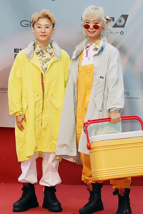 絕命青年 (Running Youth)。手に持ったボックスの中身を聞かれ、「今夜、もしトロフィーを手にできたら、ここに入れて帰ろうと思っています」とのことでした(笑)。かわいすぎる～！