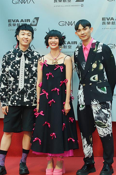 結成10年目の大象體操(Elephant Gym)は「最優秀バンド賞」と「最優秀プロデュース賞」にノミネート。ピンクのリボンがあしわれたドレスがキュート。