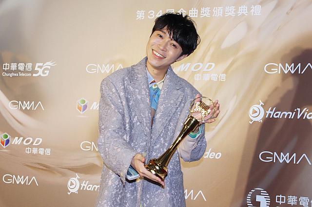 困難な旅を共にし、アルバムだけでなく、心までもプロデュースし支えてくれたという『馬拉美的星期二』の共同プロデューサー陳君豪とMei姐にも感謝を伝えていました。