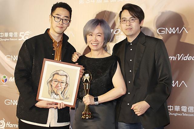 授賞式では、「トロフィーはやっぱり自分で受け取って」と林秋離の似顔絵を取り出した妻の熊美玲。