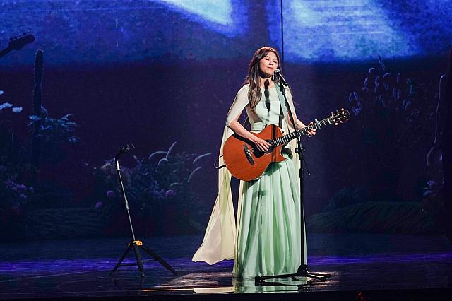 いかにも蔡健雅らしいスタイルで、ステキ