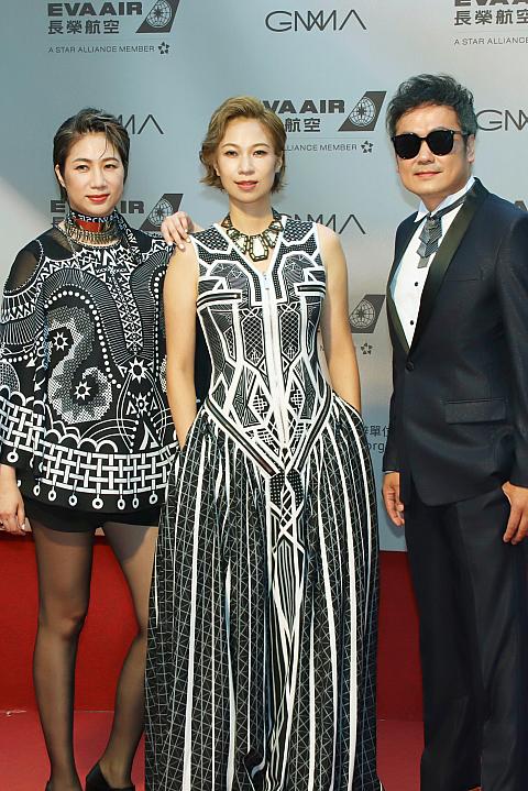 まるで宝塚スターのようにエレガントな泰雅族の雅維・茉芮(ヤワイ・モーリン)は「原住民語歌手賞」にノミネート。モノクロでシックな装いがステキでした。お姉さん＆旦那さんの董事長樂團・白董と一緒に登場