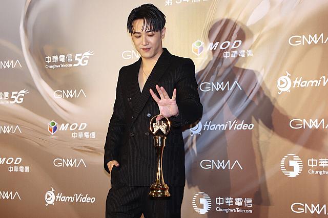 重いトロフィーも指にかけちゃう熊仔