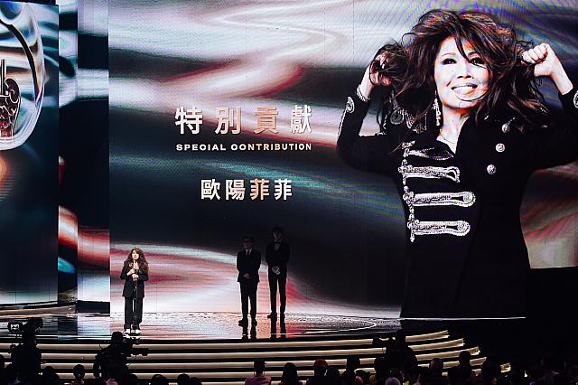 受賞スピーチで生歌を披露してくれた歐陽菲菲。画像をタップ(クリック)すればアカペラ動画へ飛びますよ！