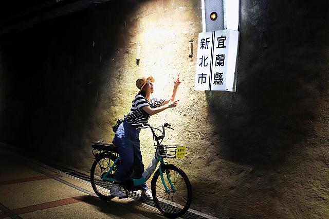 トンネル内に県境が