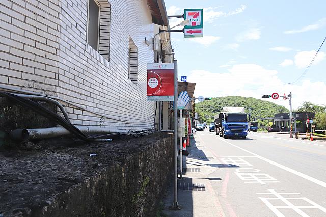 馬崗方面行きの「福隆」バス停は道路上にあり