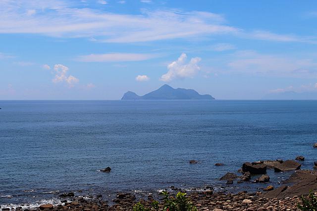 亀さんみたいな形の亀山島。クルーズ船に乗って島周辺を行けば、イルカやクジラに出合えるかも？