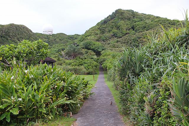 小高い山の上、遠く遠～くに灯台が