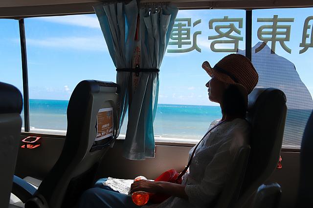 車窓から見えるのは青い海！！！