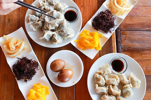 水餃子(台湾バジルorシイラ)のランチセット＋月桃の茶葉蛋。本日は時短のためバスの中でガイドさんに注文＆お支払いしましたが、ガイドさんによるのかも？
