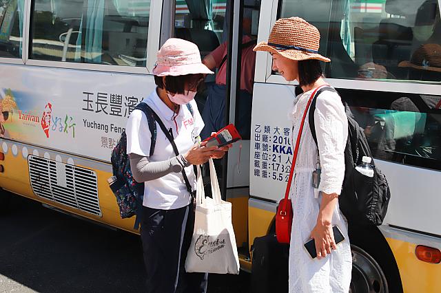乗車の受付はガイドさんに。下車するバス停を伝えておきましょう