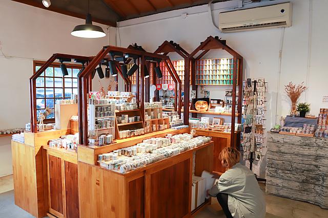 小さなお店にマステやシールが所狭しと