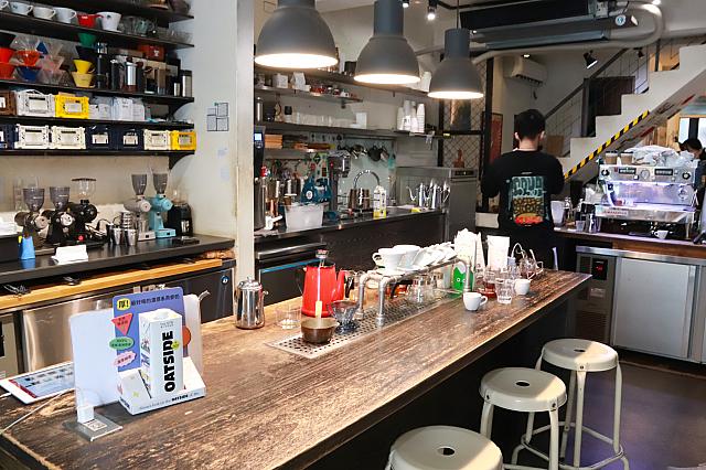 1Fはカウンターだけの小さなお店。外席と2F席もあり