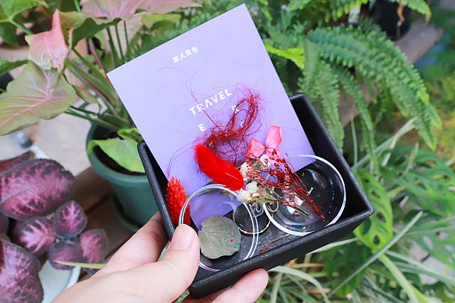 DIYはとっても簡単！丸い球の中にバランスを見ながら花を入れるだけ