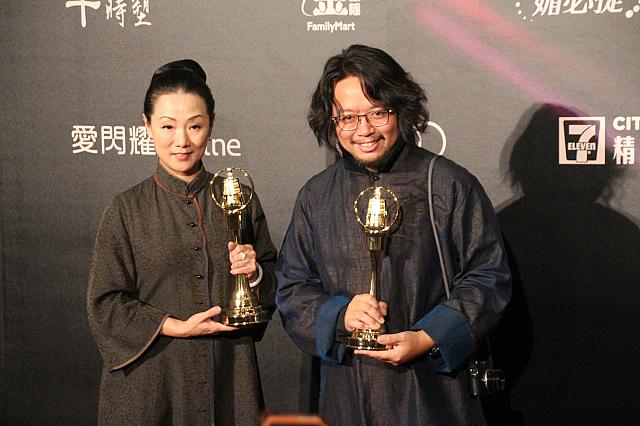 『公視紀實-獨弦之歌』で監督賞と撮影賞の2冠を果たした張皓然(右)。