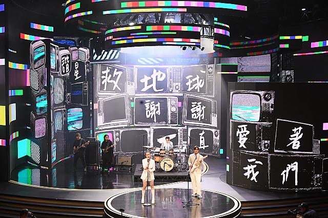人気バンド告五人のライブは、オリジナルの楽曲「被星戴月的想你」から始まり、師匠五月天の「如果我們不曾相遇」を披露。メッセージ性のある照明も印象的でした。