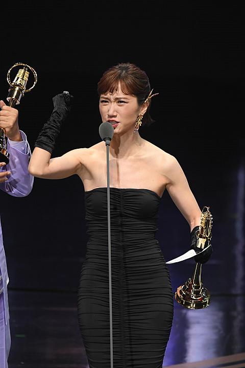司会者として引っ張りだこのLulu。時間が押しているので早口で、でも力強く、10年目となる同番組で、今や家族同然の2人と一緒に司会者賞を受賞できた喜びを伝えていました！ 