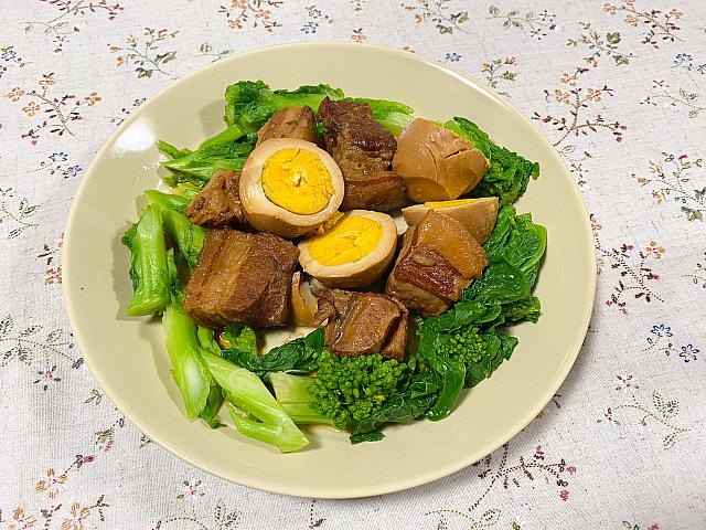 滷包を使って豚肉＆卵煮込みにトライ。普段は簡単な料理しかしないので、「腕が上がったね」と驚かれました。笑