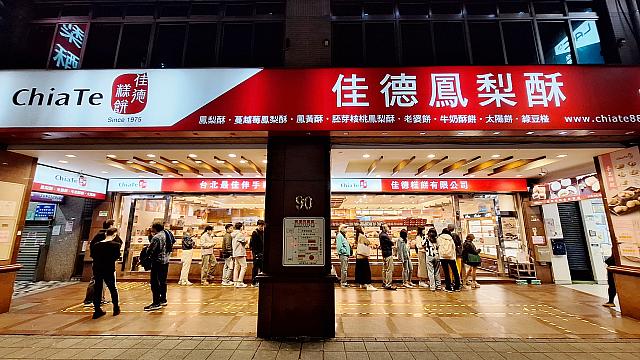 平日の夜でも行列ができています！