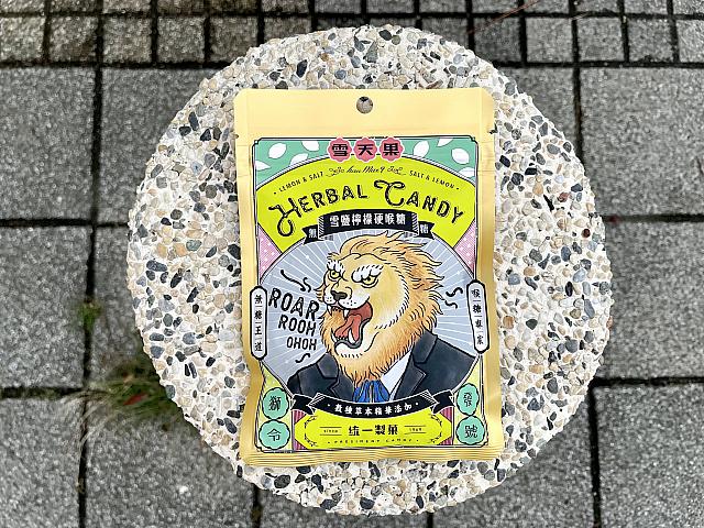 各種各社の飴が店頭に並んでいても、パッケージが異彩を放っています