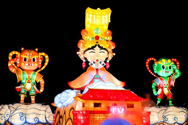 《福泰安康》媽祖の両脇には守護神・千里眼と順風耳。平穏無事を祈って……
