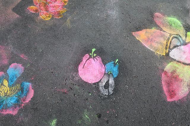 絵を踏まぬよう歩いていたら、ぐるぐるいろんなお店を周れちゃうって仕掛けもあるみたいですよ～！