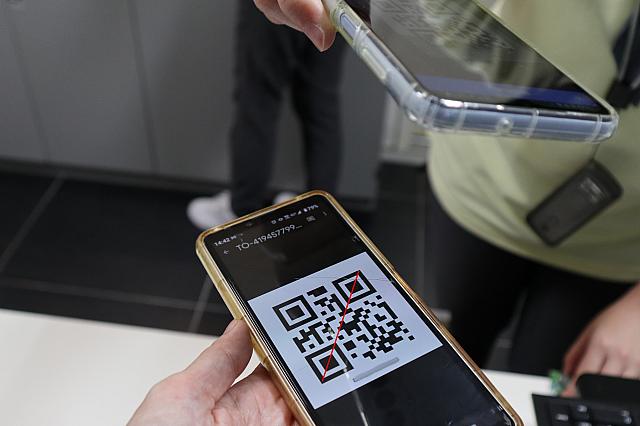 QRコードをスタッフに提示して指示に従おう