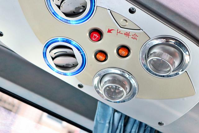 電光掲示板にバス停名が表示されたら頭上にある赤いボタン「下車鈴」を押して降車合図を