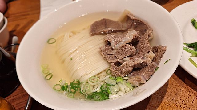 <b>おすすめ③元盅牛肉麵(辛くない牛肉麺)290元</b><br>澄んだス―プに旨味ぎっしり。盛り付けもフォトジェニックな推し麺！