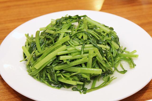 <b>おすすめ②空芯菜(空芯菜炒め)250元</b><br>野菜の炒め物はいろいろあるけれど台湾らしい空心菜がおすすめ。シャキシャキの食感がおいしい！季節限定の豆菜や山蘇に出合ったらこちらもぜひ！