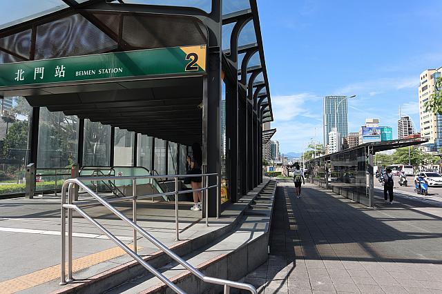 MRT「北門」駅のバス停は出口2出てすぐ！