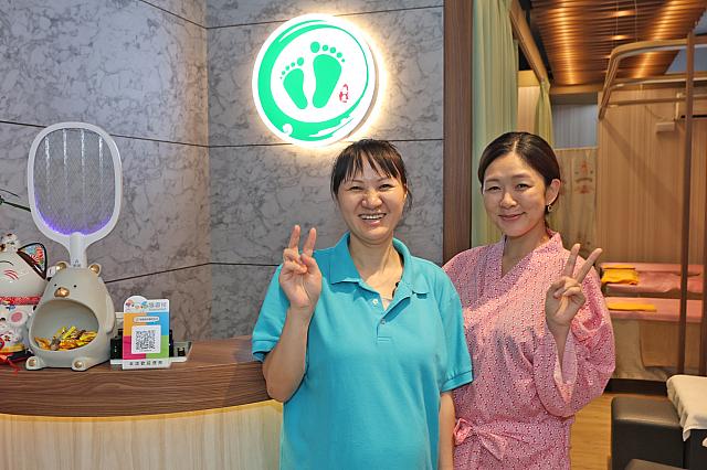 マッサージ師さんと記念撮影は台湾旅行のよき思い出に