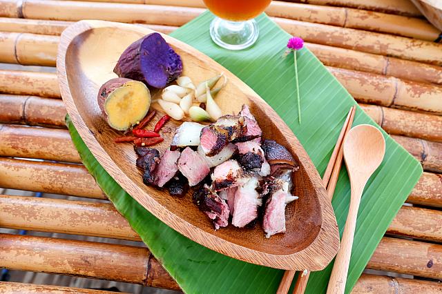 豚バラ肉のロースト。目と舌と耳で楽しめるピクニックの宴で原住民料理フルコースを！