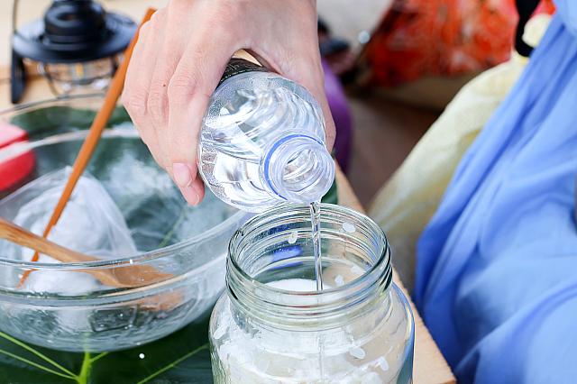 ご飯がひたひたになるまで水を注いで