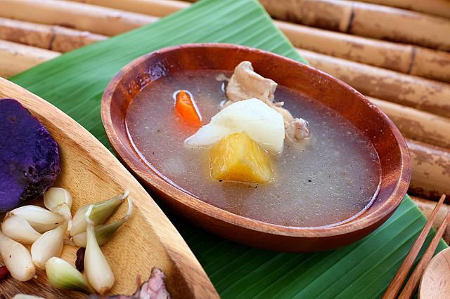 素材本来の味が楽しめる塩味が効いたチキンと根菜のスープ