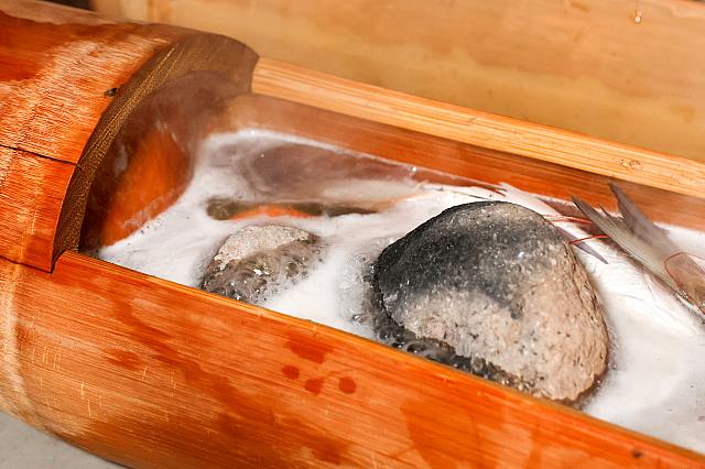 食材が入った別の鍋(竹製)に移して石の熱でボイル