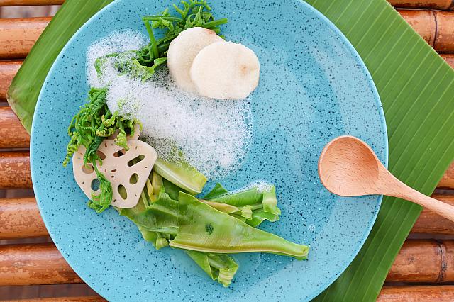 野菜と山菜のプレートには山蘇も。狩りに行くときの大切な食事なんだとか