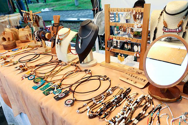 原住民ファッションはアクセサリーから取り入れてみる？