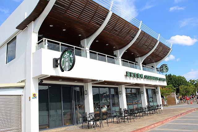 淡水にある河岸門市の看板は「星巴克咖啡　STARBUCKS COFFEE」と中英両表記
