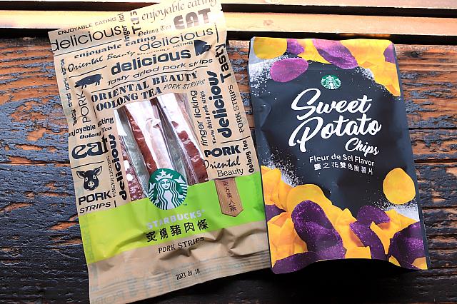プチプラ土産に使えそうなスタバのスナック菓子。肉製品は持ち込み不可だからホテルでのおやつに