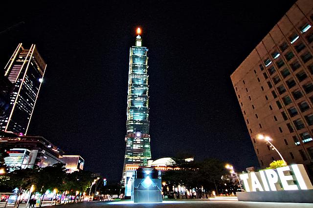 台北市政府前からは「TAIPEI」の文字と一緒に台北101が撮影できますよ！