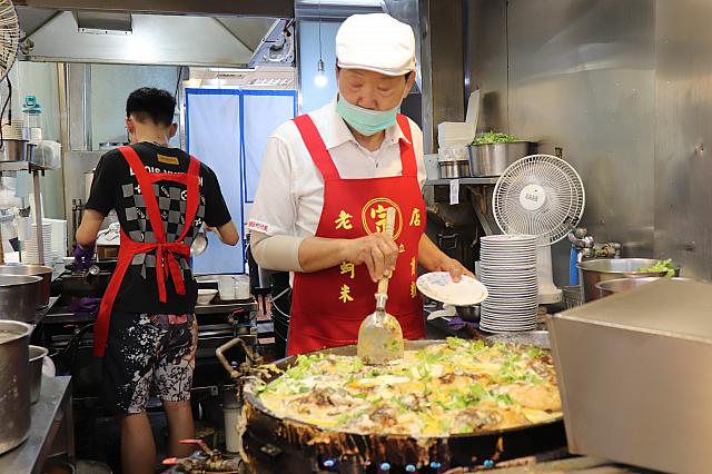 寧夏夜市の蚵仔煎(カキのオムレツ)