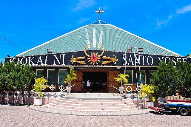 正面にある文字をよく読んでみると……？なんと日本語！日本統治時代に伝わった外来語の名残を感じられます。中央には、パイワン族の頭目のみが飾ることを許されている、3本の羽と猪の牙の頭飾りを模った装飾が